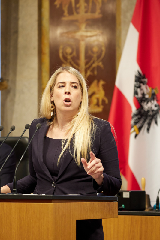 Am Redner:innenpult: Bundesrätin Isabella Theuermann (FPÖ)