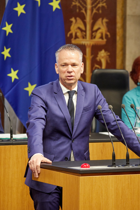 Am Redner:innenpult: Vorsitzender der Bundesratsfraktion Harald Himmer (ÖVP)