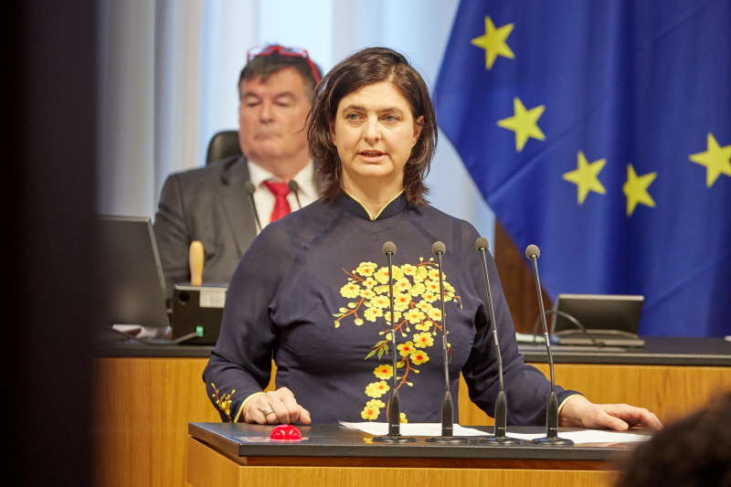 Am Redner:innenpult: Bundesrätin Manuela-Anna Sumah-Vospernik (NEOS)