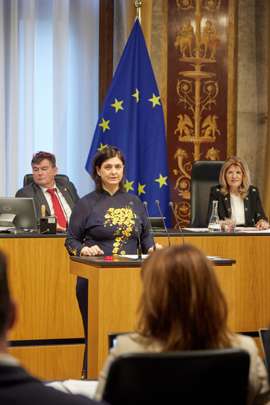 Am Redner:innenpult: Bundesrätin Manuela-Anna Sumah-Vospernik (NEOS)