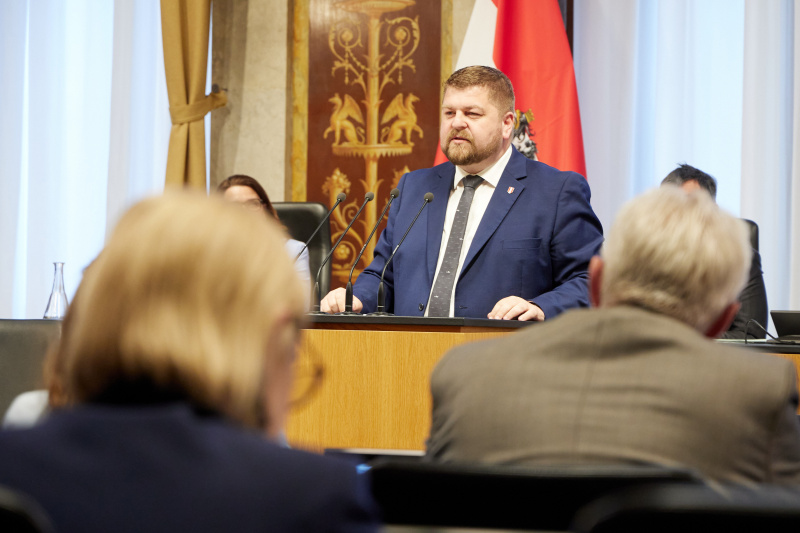 Am Redner:innenpult: Vorsitzender der Bundesratsfraktion Andreas Arthur Spanring (FPÖ)