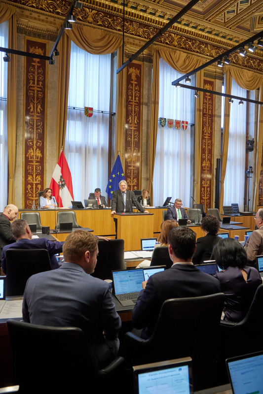 Am Redner:innenpult: Bundesrat Stefan Schennach (SPÖ)