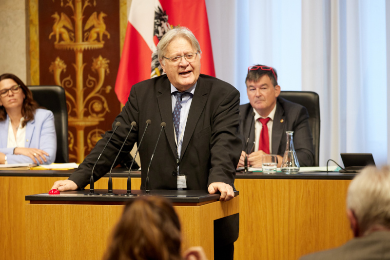 Am Redner:innenpult: Bundesrat Stefan Schennach (SPÖ)