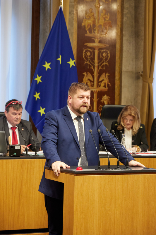 Am Redner:innenpult: Vorsitzender der Bundesratsfraktion Andreas Arthur Spanring (FPÖ)