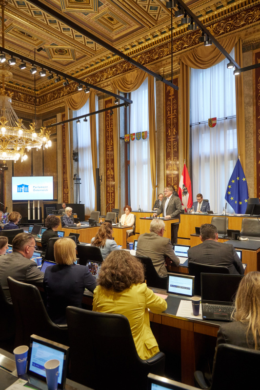 Am Redner:innenpult: Bundesrat Markus Steinmaurer (FPÖ)