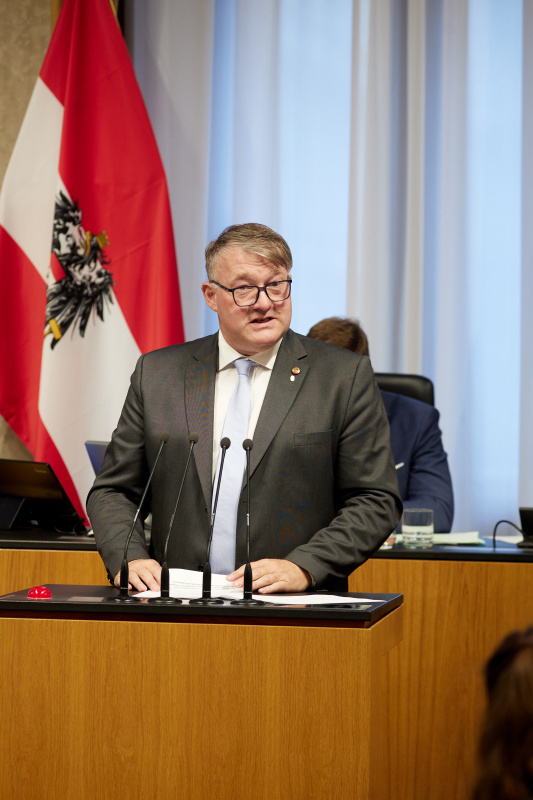 Am Redner:innenpult: Bundesrat Markus Steinmaurer (FPÖ)