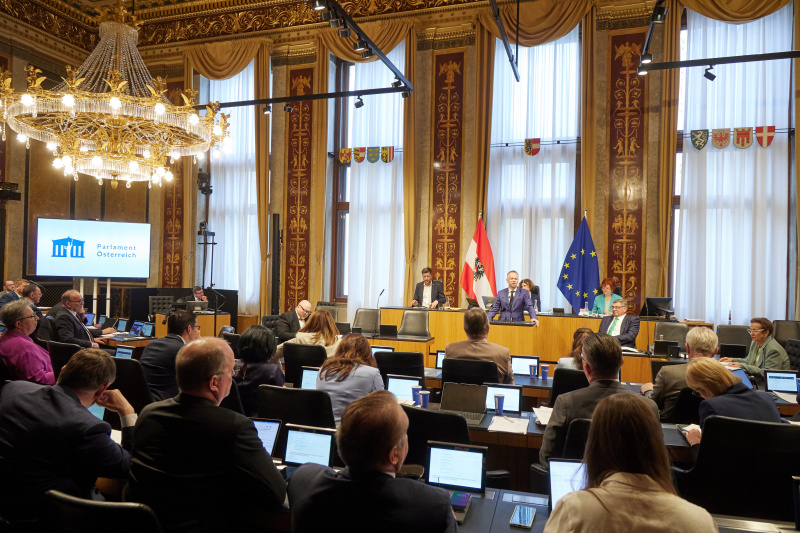 Am Redner:innenpult: Vorsitzender der Bundesratsfraktion Harald Himmer (ÖVP)