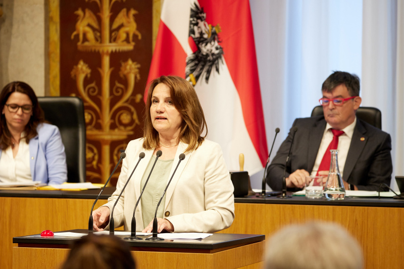 Am Redner:innenpult: Bundesrätin Johanna Miesenberger (ÖVP)