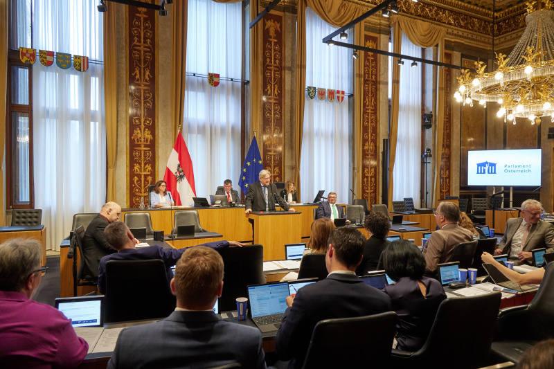 Am Redner:innenpult: Bundesrat Stefan Schennach (SPÖ)