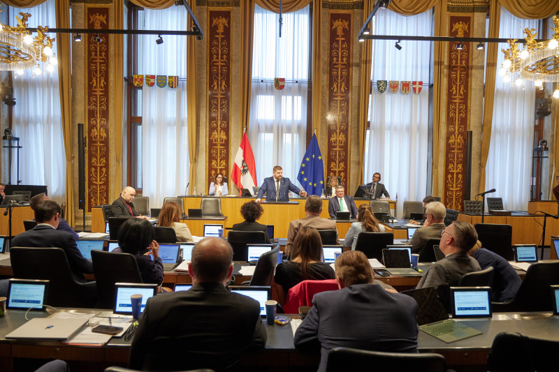 Am Redner:innenpult: Vorsitzender der Bundesratsfraktion Andreas Arthur Spanring (FPÖ)