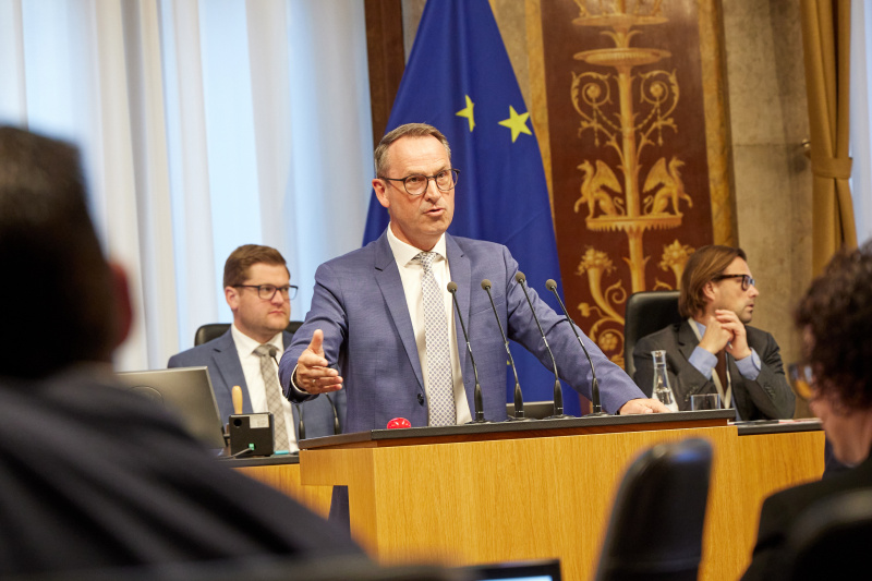 Am Redner:innenpult: Bundesrat Dominik Reisinger (SPÖ)