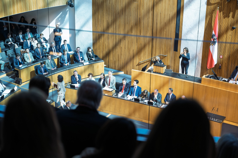 Blick von der Besuchergalerie in den Sitzungssaal. Budgetrede von Finanzminister Markus Marterbauer zum Budget 2025/2026