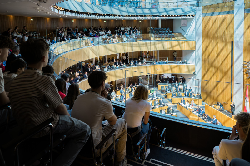 Blick von der Besuchergalerie in den Sitzungssaal. Budgetrede von Finanzminister Markus Marterbauer zum Budget 2025/2026