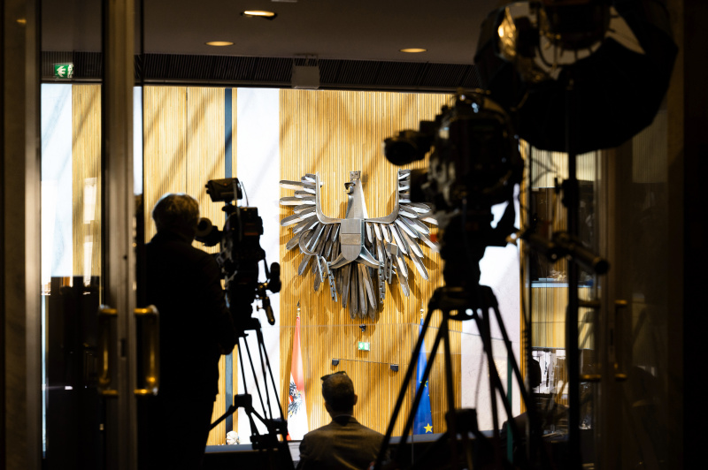 Blick in den Nationalratssaal mit Adler