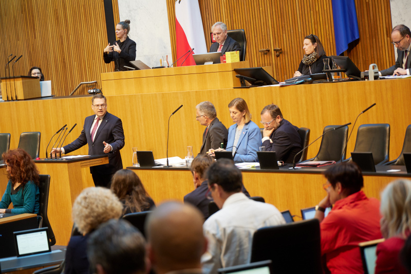 Am Redner:innenpult: Klubobmann August Wöginger (ÖVP)