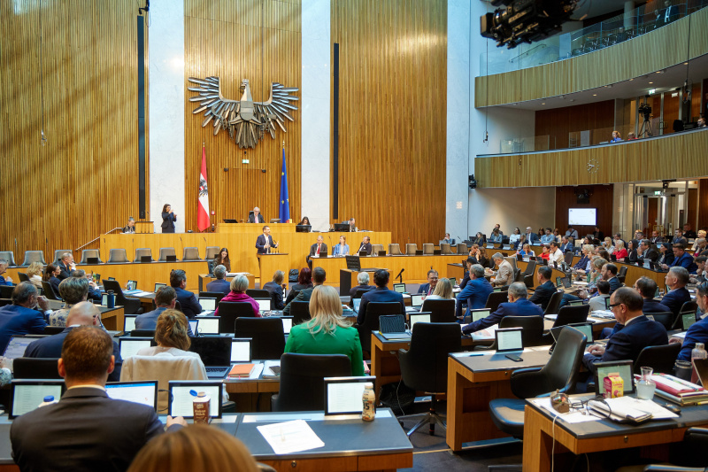 Am Redner:innenpult: Klubvorsitzender Philip Kucher (SPÖ)