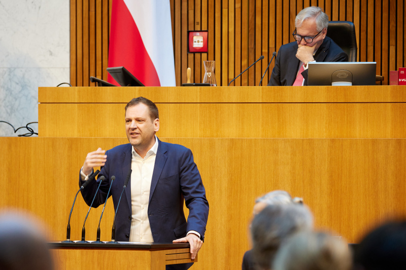 Am Redner:innenpult: Klubvorsitzender Philip Kucher (SPÖ)