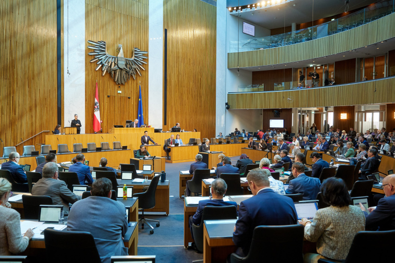 Am Redner:innenpult: Klubobmann Yannick Shetty (NEOS)