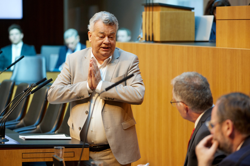 Am Redner:innenpult: Klubobmann Werner Kogler (GRÜNE)