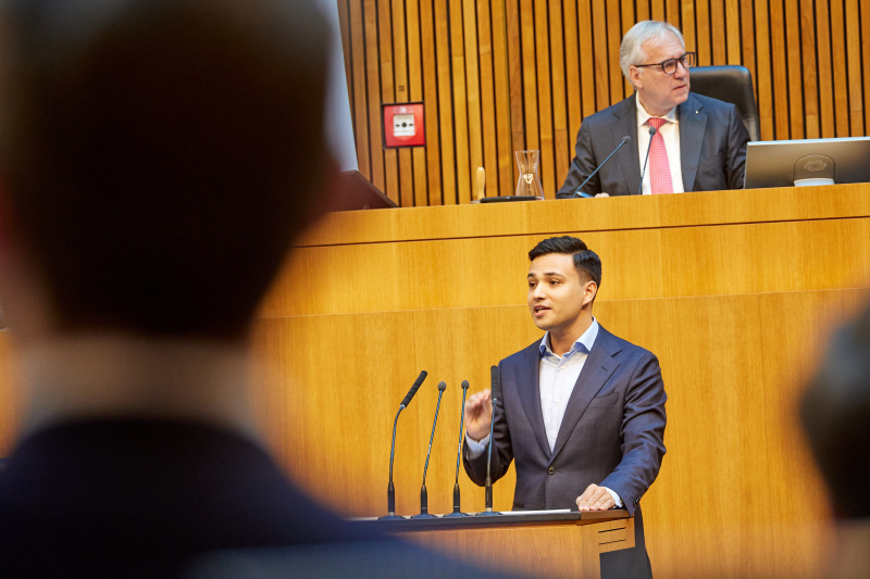 Am Redner:innenpult: Klubobmann Yannick Shetty (NEOS)