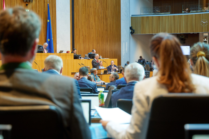 Regierungsbank. Stellungnahme Finanzminister Markus Marterbauer (SPÖ)