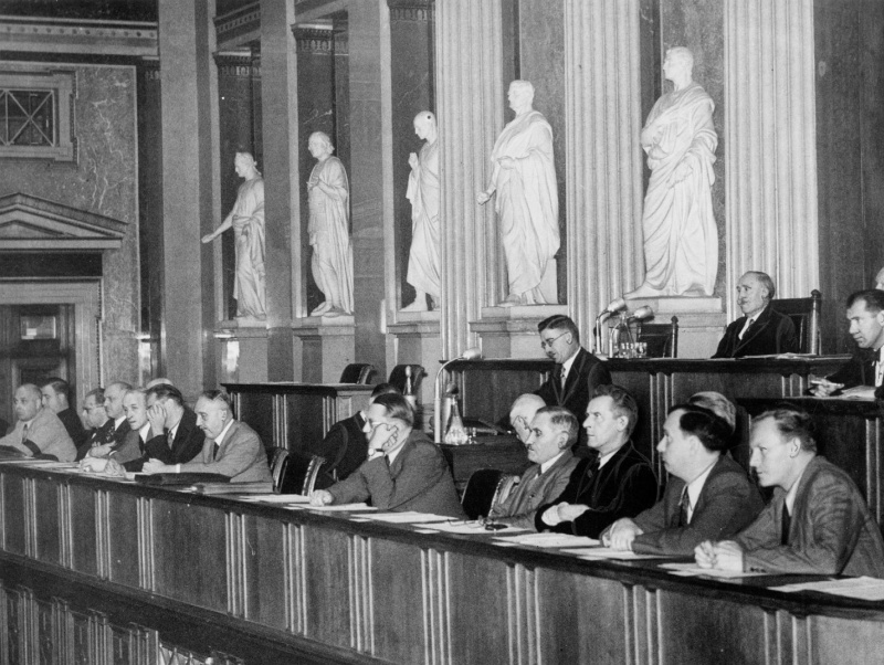 Bildnis während einer Rede bei einer Sitzung im Parlament 1946