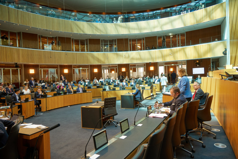 Am Redner:innenpult: Staatssekretärin Barbara Eibinger-Miedl (ÖVP)