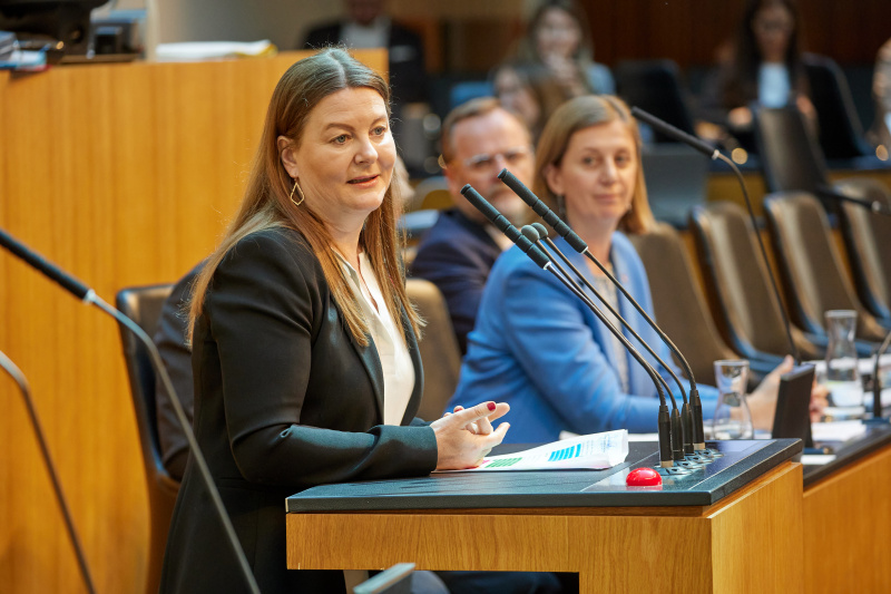 Am Redner:innenpult: Nationalratsabgeordnete Karin Doppelbauer (NEOS)