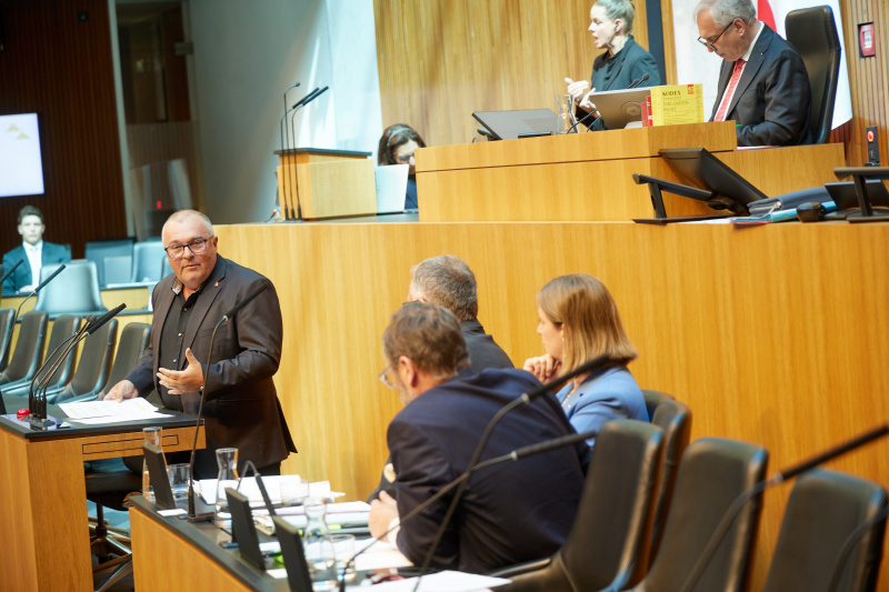 Am Redner:innenpult: Nationalratsabgeordneter Arnold Schiefer (FPÖ)