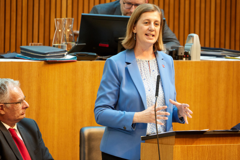 Am Redner:innenpult: Staatssekretärin Barbara Eibinger-Miedl (ÖVP)