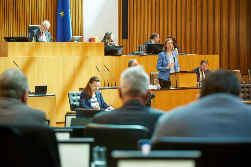 Am Redner:innenpult: Staatssekretärin Barbara Eibinger-Miedl (ÖVP)