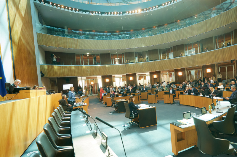 Am Redner:innenpult: Staatssekretärin Barbara Eibinger-Miedl (ÖVP)