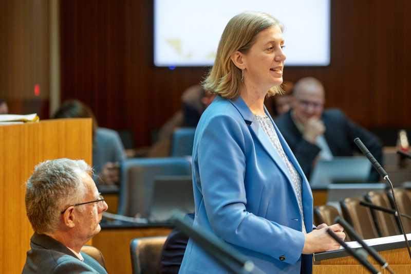 Am Redner:innenpult: Staatssekretärin Barbara Eibinger-Miedl (ÖVP)