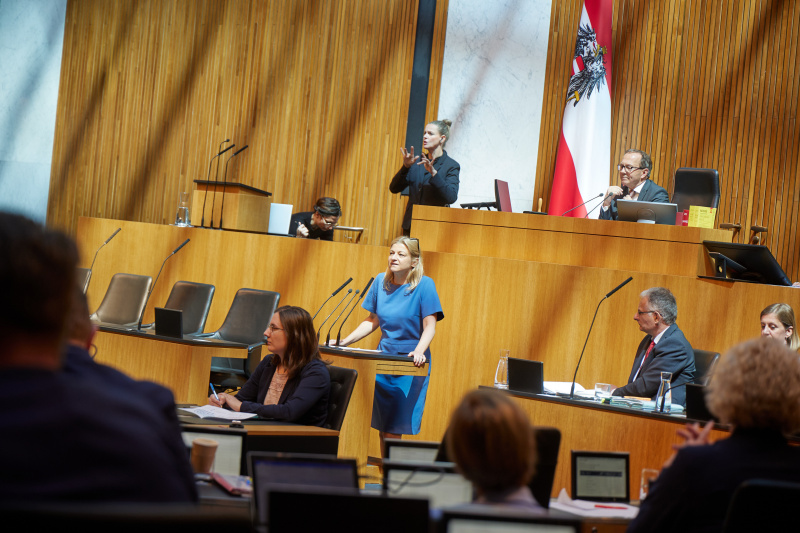 Am Redner:innenpult: Nationalratsabgeordnete Barbara Teiber (SPÖ)