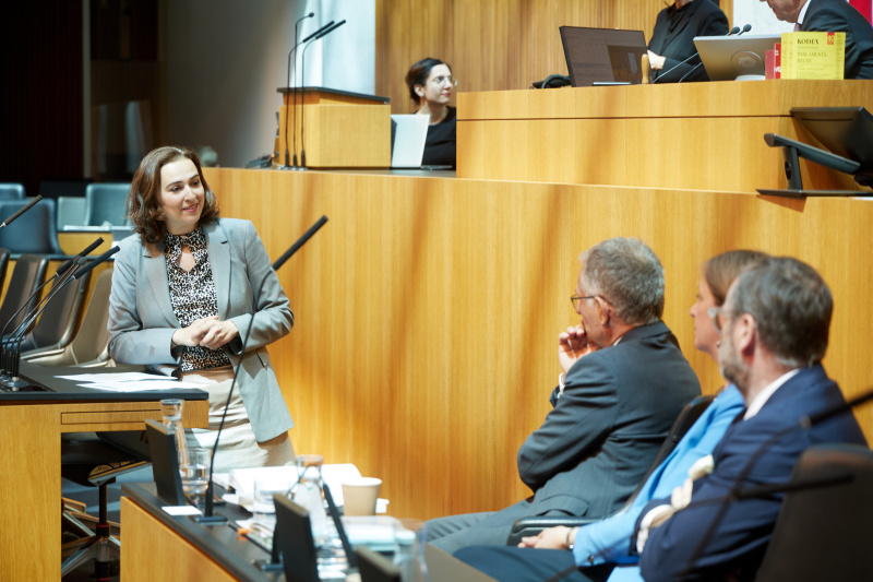 Am Redner:innenpult: Nationalratsabgeordnete Alma Zadić (GRÜNE)