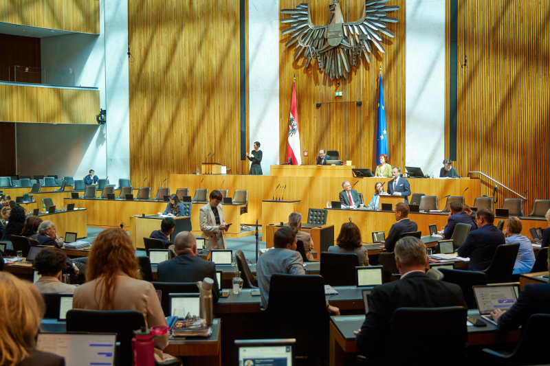 Am Redner:innenpult: Staatssekretär Josef Schellhorn (NEOS)