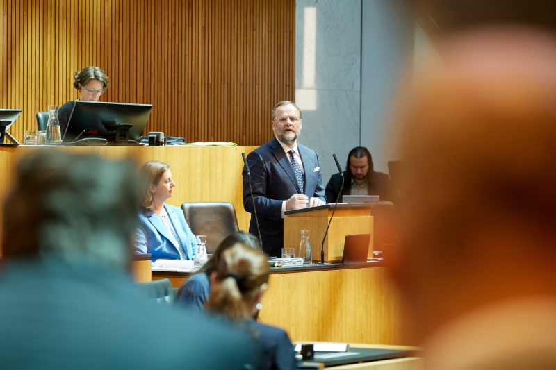 Am Redner:innenpult: Staatssekretär Josef Schellhorn (NEOS)