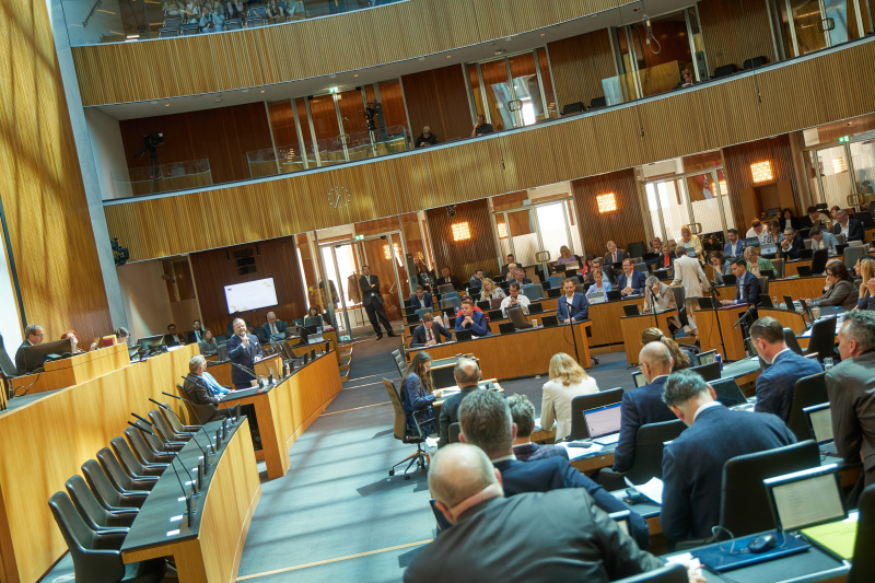 Am Redner:innenpult: Staatssekretär Josef Schellhorn (NEOS)