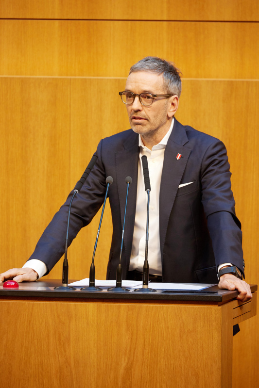 Am Redner:innenpult: Klubobmann Herbert Kickl (FPÖ)