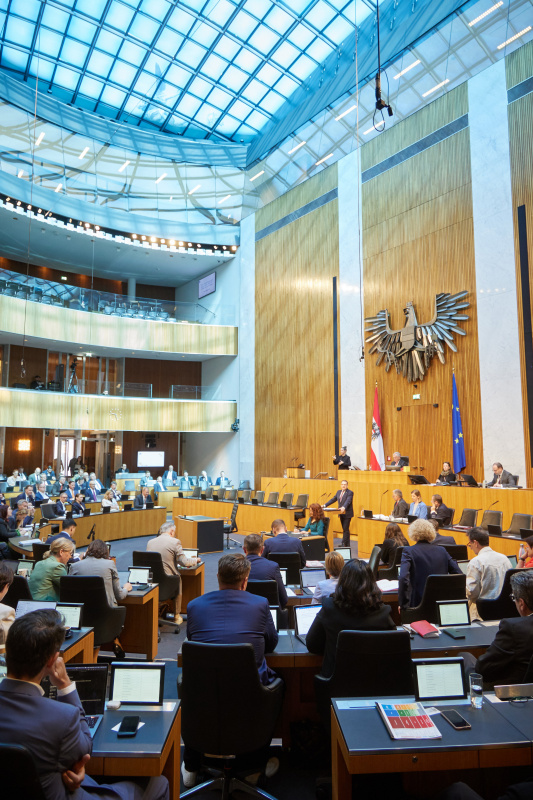 Am Redner:innenpult: Klubobmann August Wöginger (ÖVP)