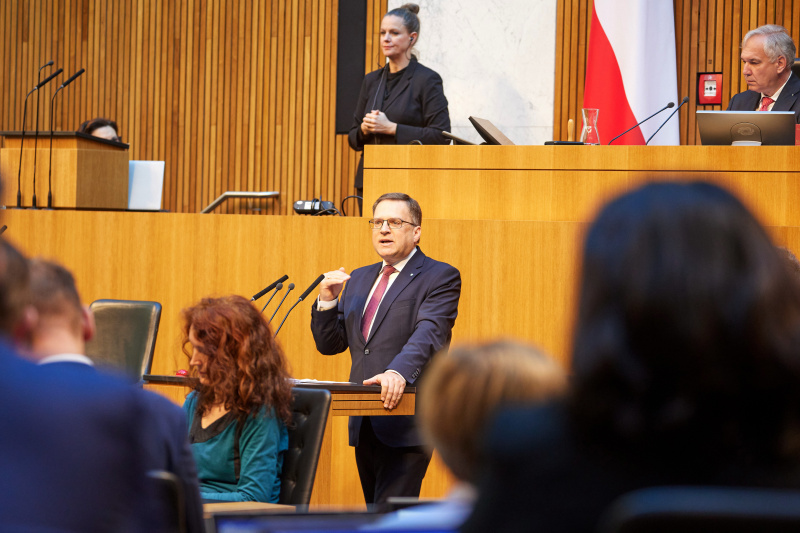 Am Redner:innenpult: Klubobmann August Wöginger (ÖVP)