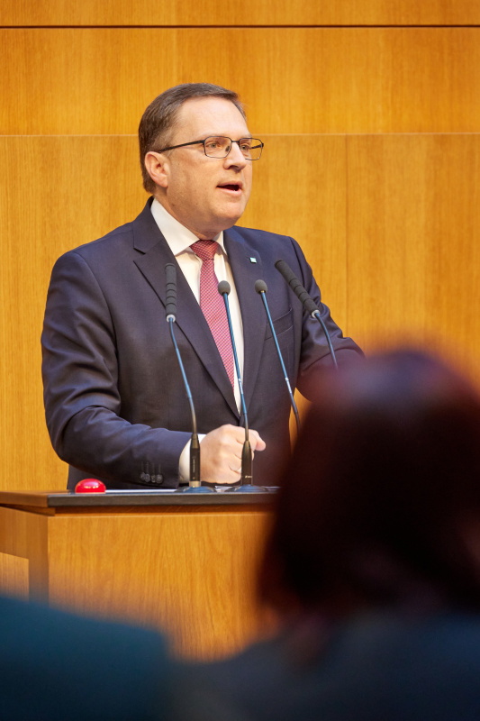 Am Redner:innenpult: Klubobmann August Wöginger (ÖVP)