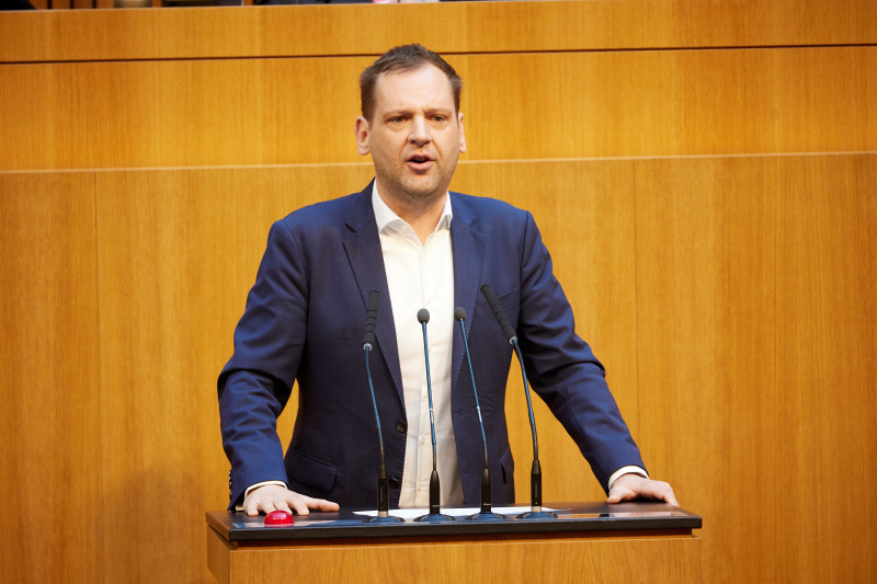 Am Redner:innenpult: Klubvorsitzender Philip Kucher (SPÖ)