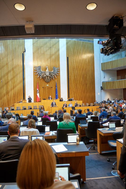 Am Redner:innenpult: Klubvorsitzender Philip Kucher (SPÖ)