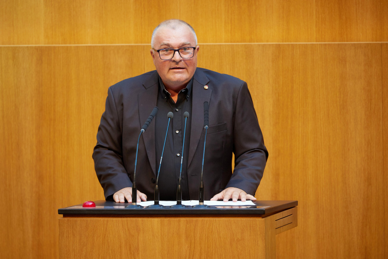 Am Redner:innenpult: Nationalratsabgeordneter Arnold Schiefer (FPÖ)