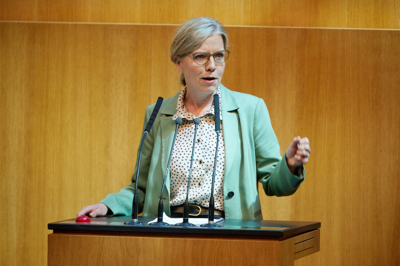 Am Redner:innenpult: Nationalratsabgeordnete Leonore Gewessler (GRÜNE)