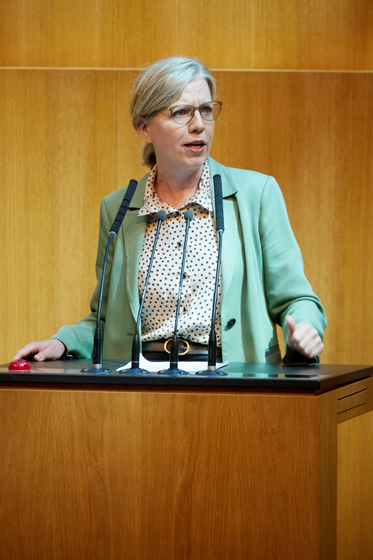 Am Redner:innenpult: Nationalratsabgeordnete Leonore Gewessler (GRÜNE)