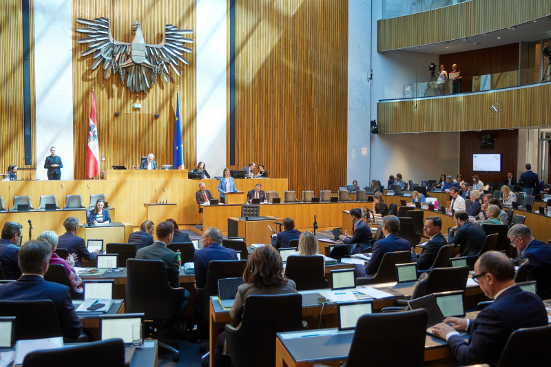 Am Redner:innenpult: Staatssekretärin Barbara Eibinger-Miedl (ÖVP)