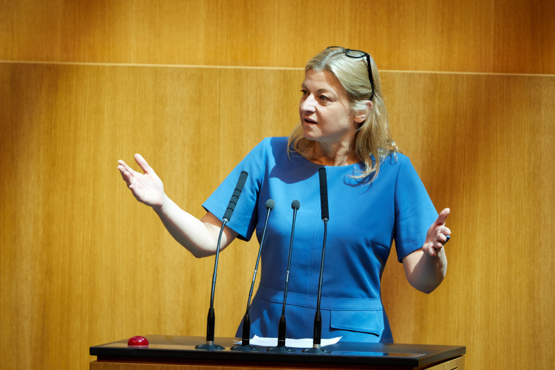 Am Redner:innenpult: Nationalratsabgeordnete Barbara Teiber (SPÖ)