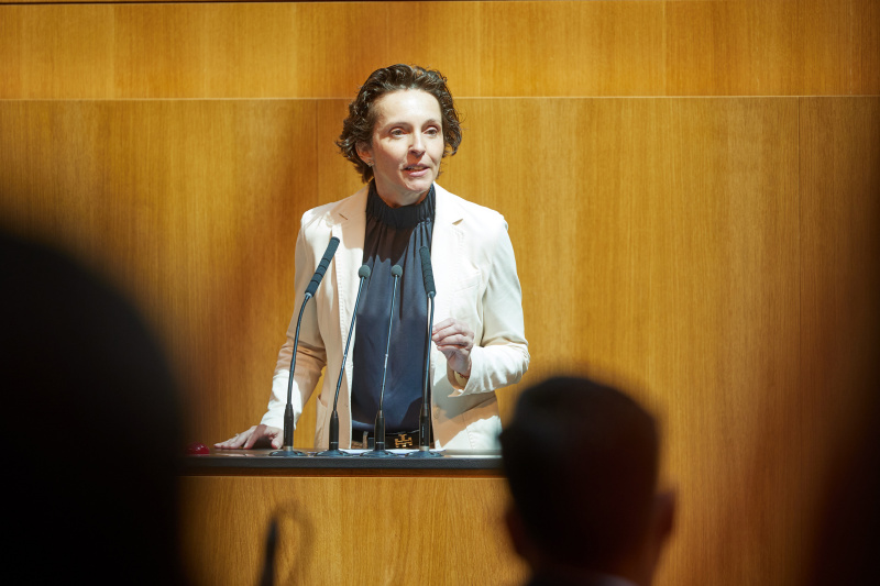 Am Redner:innenpult: Nationalratsabgeordnete Martina von Künsberg Sarre (NEOS)